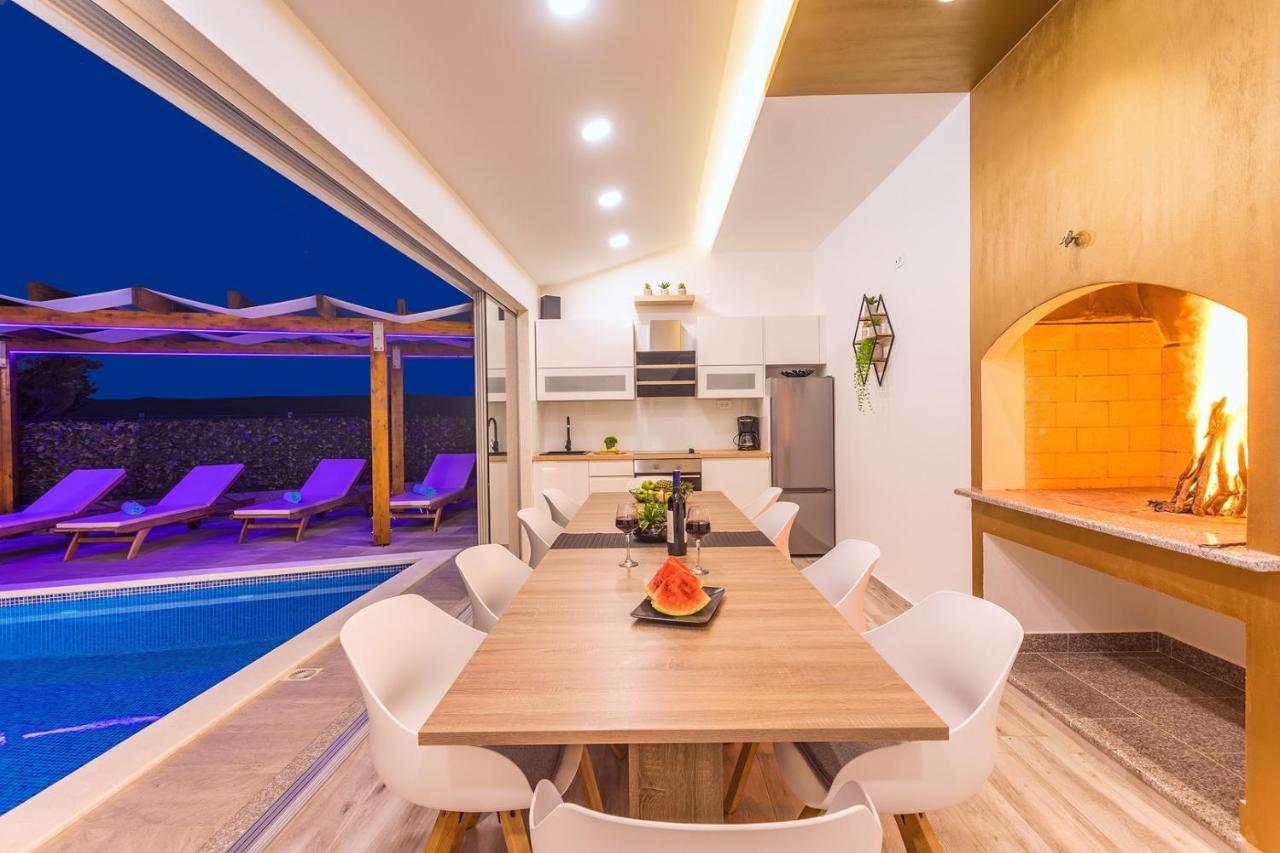 Villa Matan - Only 200M From The Sandy Beaches, Private 28M2 Pool Omiš Εξωτερικό φωτογραφία